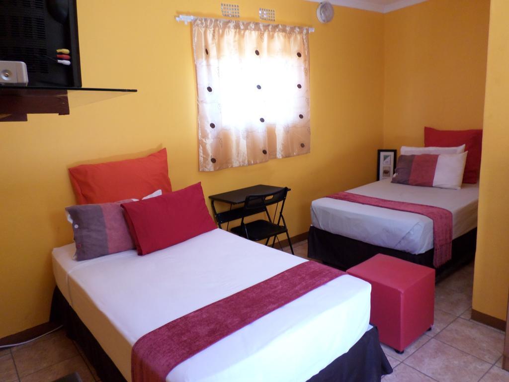 Thulamela Guest House Mahalapye Стая снимка